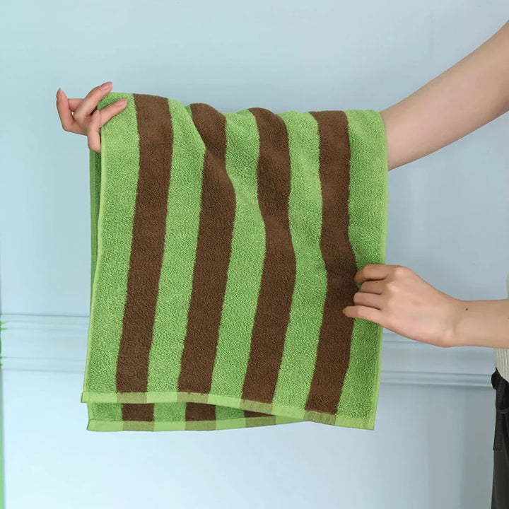 RetroStripe Luxe Baumwollhandtuch – Gestreiftes Baumwoll-Handtuch in Hotelqualität | Karnz