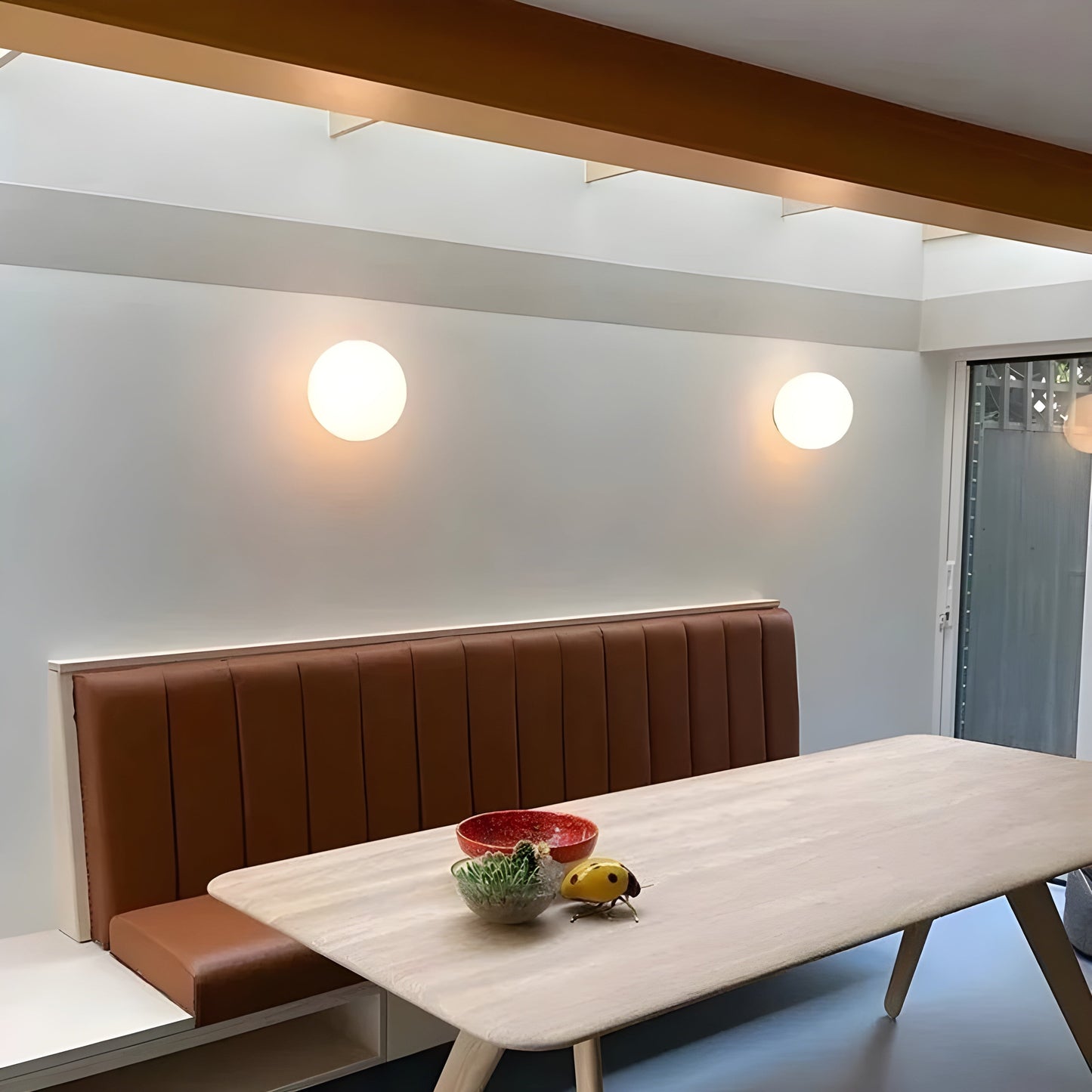 GlasAura Wandlampe mit Mattglasball und Metallbasis | Karnz
