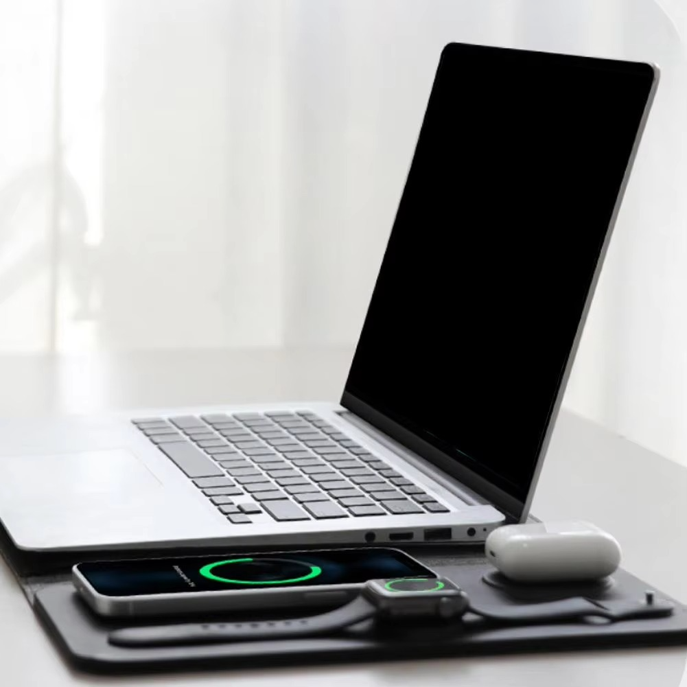 Magnetische 3-in-1-Laptoptasche mit kabelloser Ladefunktion, Mauspad und Schreibtischunterlage
