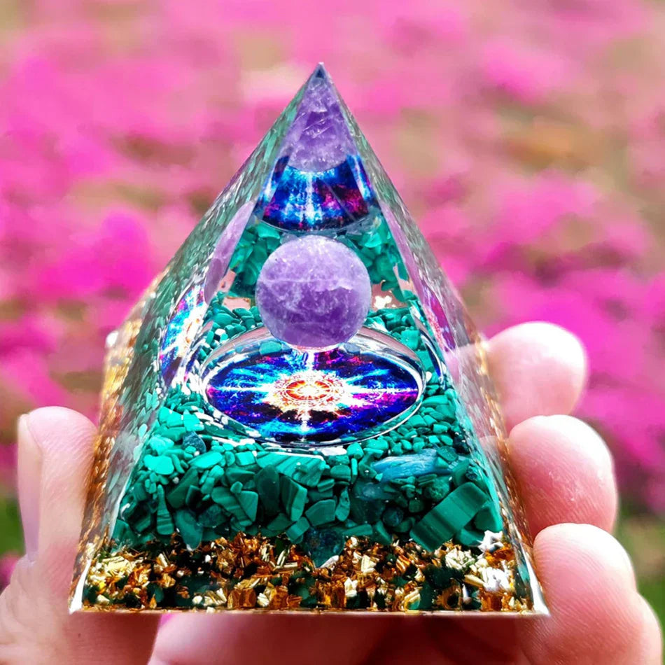 Orgonite-Pyramide mit Amethyst Pendel – Energie, Schutz und Dekoration | Karnz
