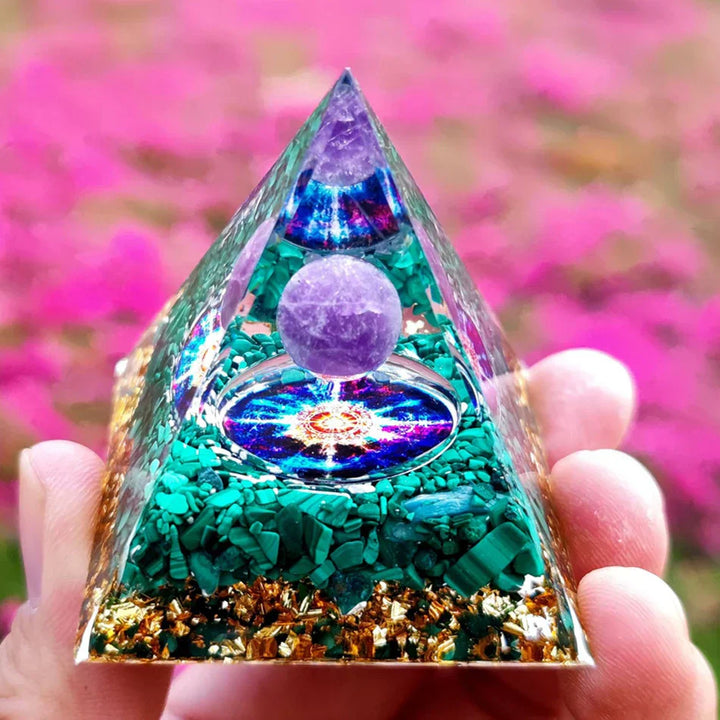Orgonite-Pyramide mit Amethyst Pendel – Energie, Schutz und Dekoration | Karnz