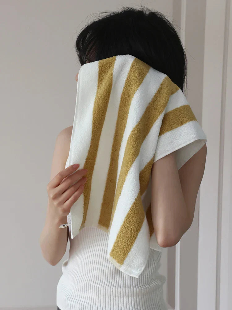 RetroStripe Luxe Baumwollhandtuch – Gestreiftes Baumwoll-Handtuch in Hotelqualität | Karnz