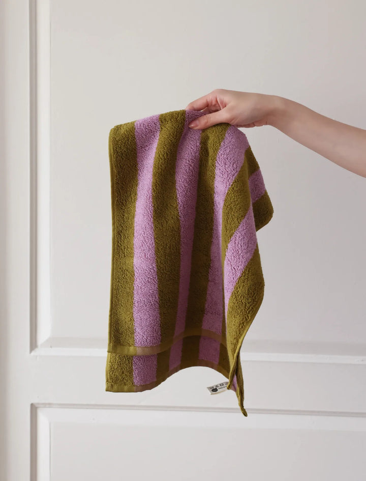 RetroStripe Luxe Baumwollhandtuch – Gestreiftes Baumwoll-Handtuch in Hotelqualität | Karnz