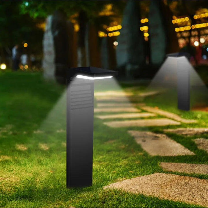 Reihe schwarzer Solarleuchten mit schmalem Design entlang beleuchtetem Gehweg