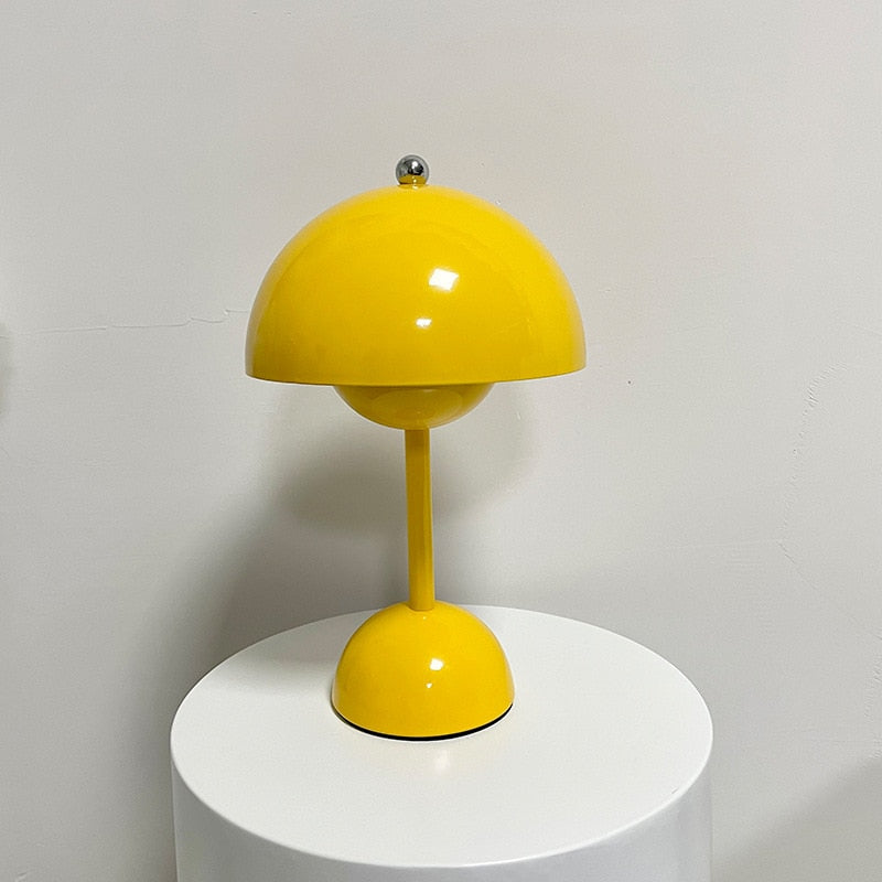 Gelbe Tischlampe auf weißem Hocker