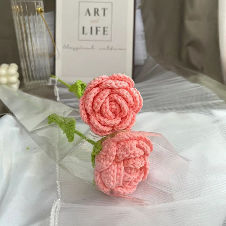 Handgestrickter Rosenstrauß