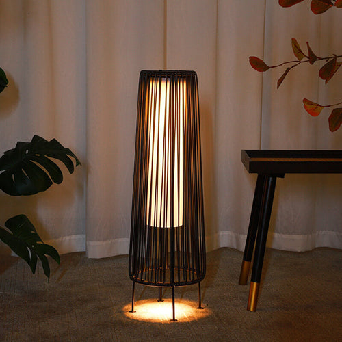 Moderner minimalistischer solarwasserfester runder vertikaler Zugstreifen Eisen Rattan LED Stehlampe für den Außenbereich Patio | Karnz