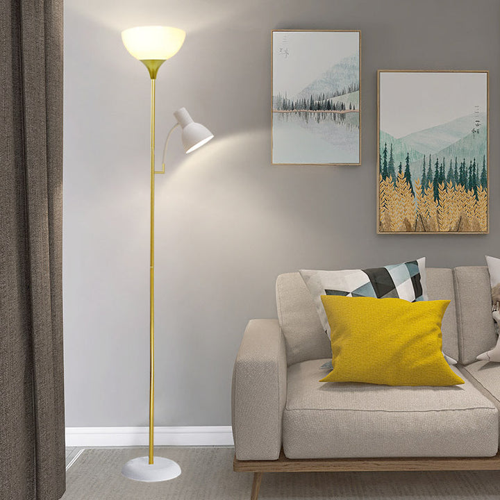 Weiße Stehlampe mit Lesearm neben Sofa mit gelbem Kissen in gemütlichem Wohnzimmer