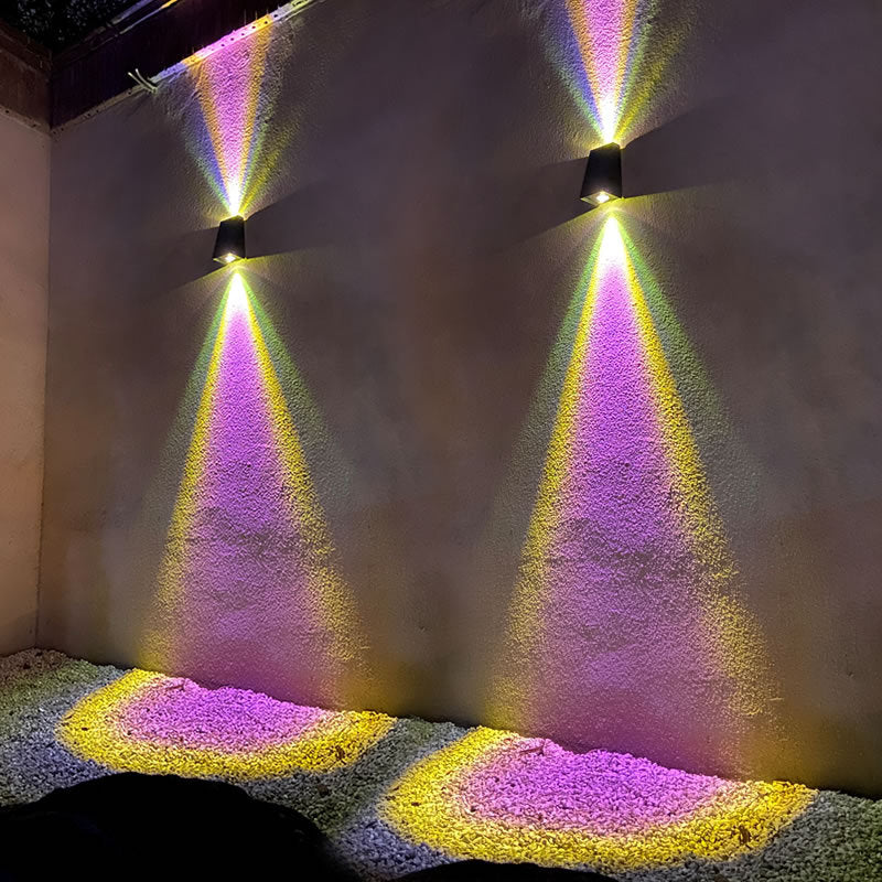 Einfache, trapezförmige, wasserdichte LED-Wandleuchte für den Außenbereich mit nach oben und unten gerichteter Leuchte.