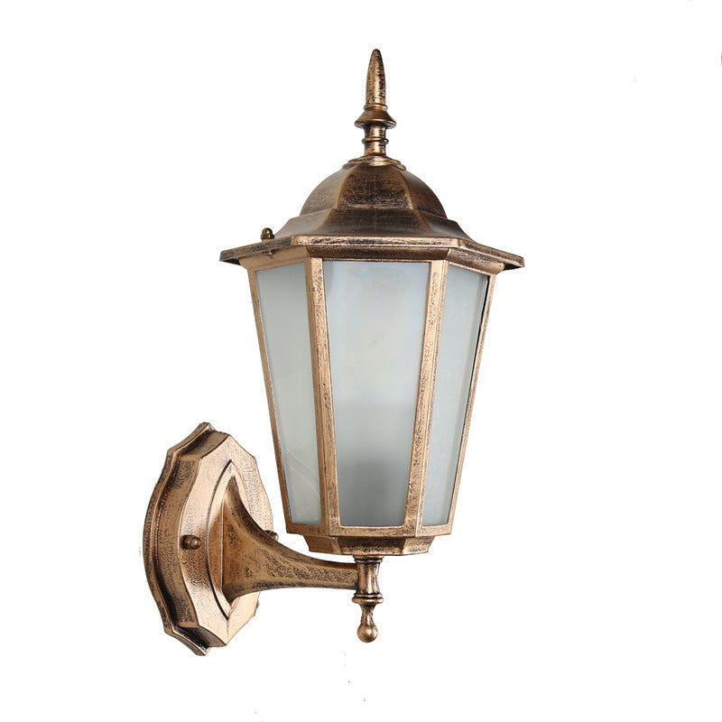 Sechseckige Wandleuchte mit Aluminiumrahmen, mattiertem Glas und einer Lichtquelle für den Außenbereich, geeignet für den Garten