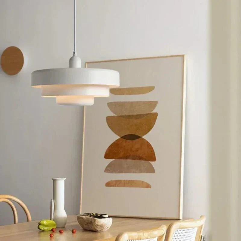 Elegante dreistufige Pendelleuchte in Macaronfarben