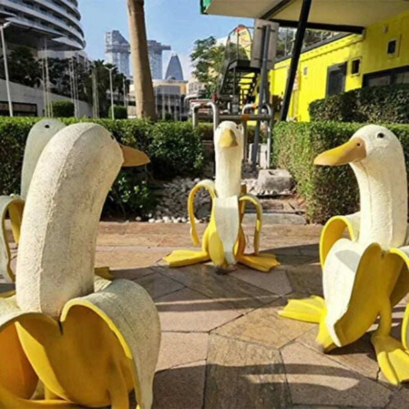 BananaDuck Dekorationsfigur – Verspielte Harzdekoration für drinnen oder draußen | Karnz