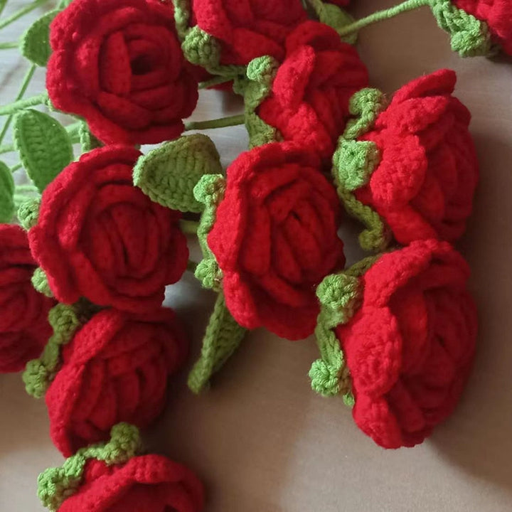 Handgestrickter Rosenstrauß