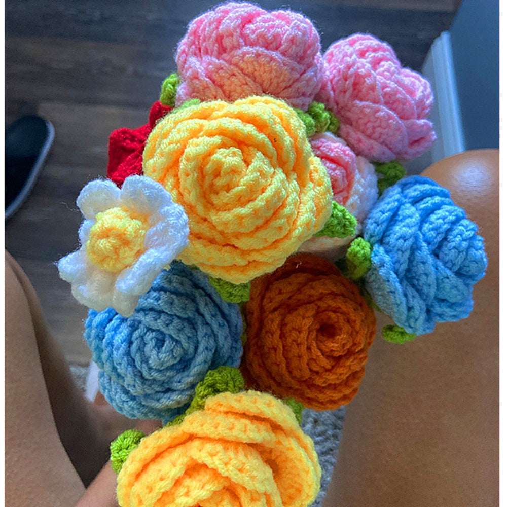 Handgestrickter Rosenstrauß