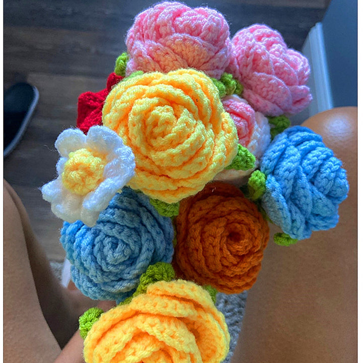 Handgestrickter Rosenstrauß