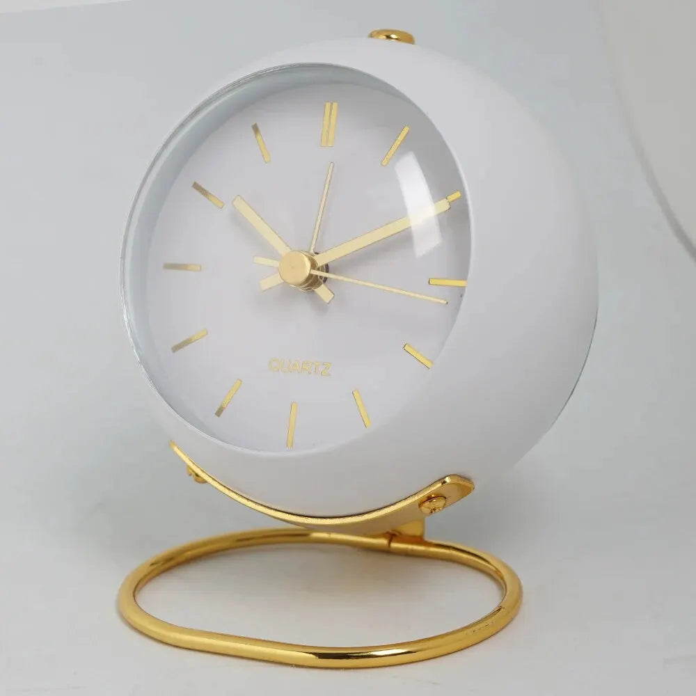 Minimalistische skandinavische Tischuhr mit lautlosem Quarzwerk | Karnz