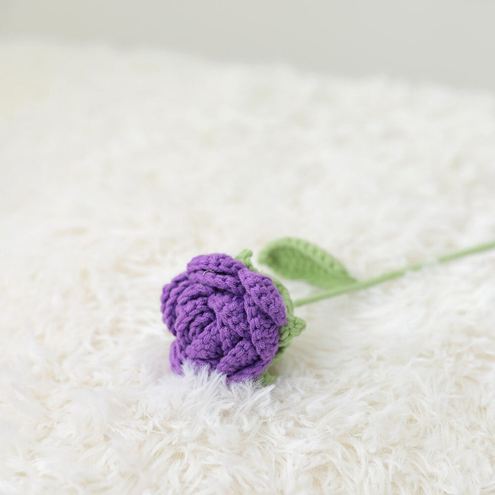 Handgestrickter Rosenstrauß