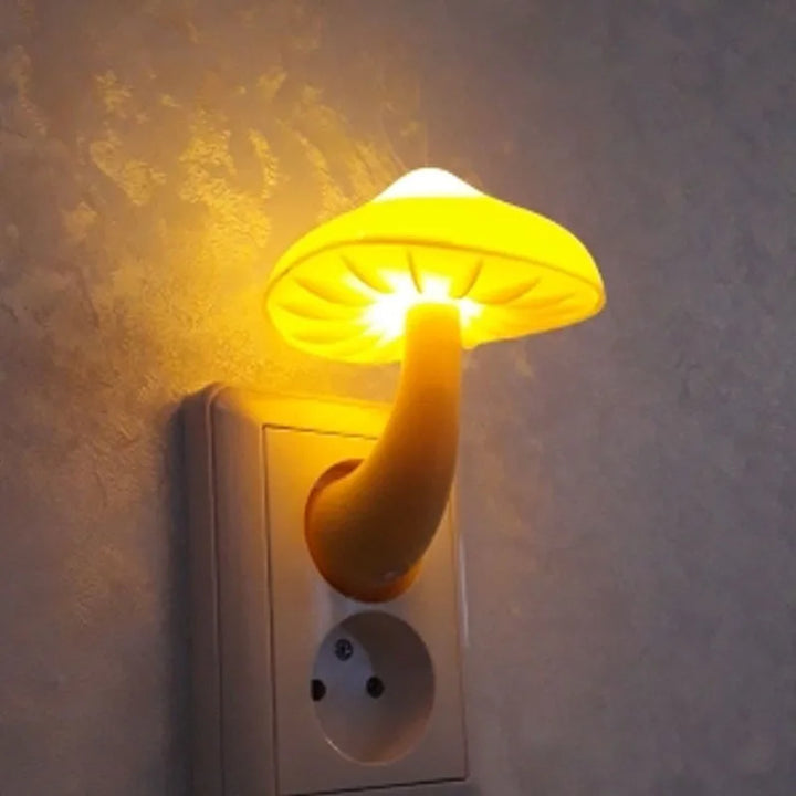 Leuchtende Pilzlampe in Steckdose neben Steckplatz mit Hintergrundtapete