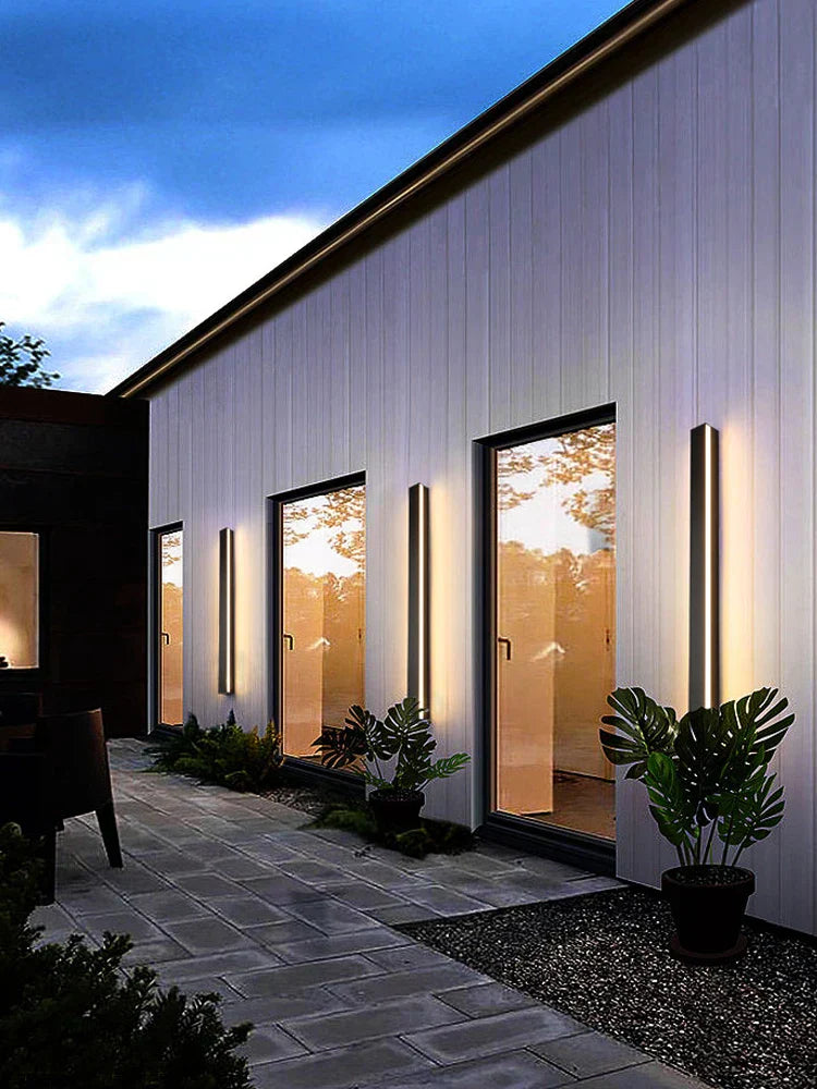 Moderne Außenlampe in Schwarz Karnz