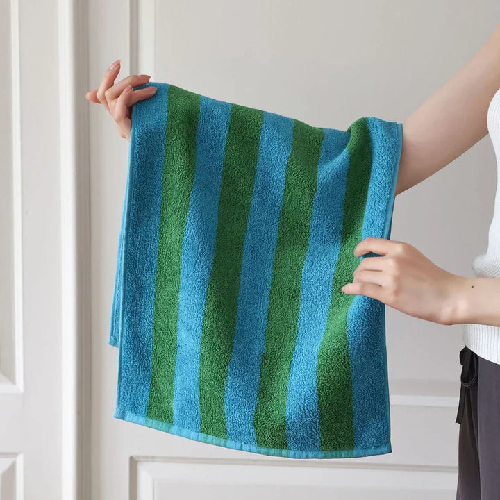 RetroStripe Luxe Baumwollhandtuch – Gestreiftes Baumwoll-Handtuch in Hotelqualität | Karnz