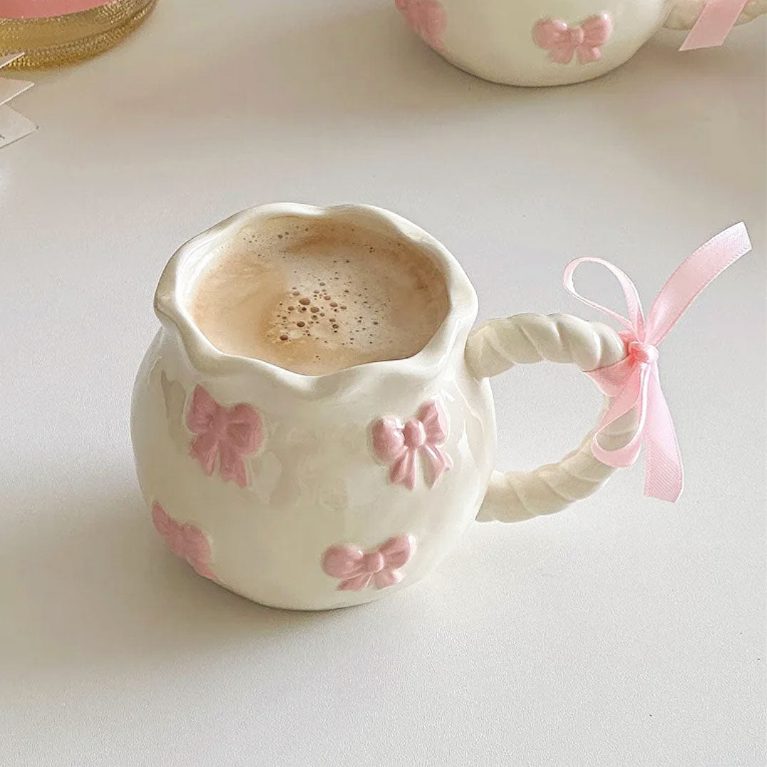 Bandverzierter Keramiksbecher – Handgefertigte Eleganz für Kaffee- und Teeliebhaber