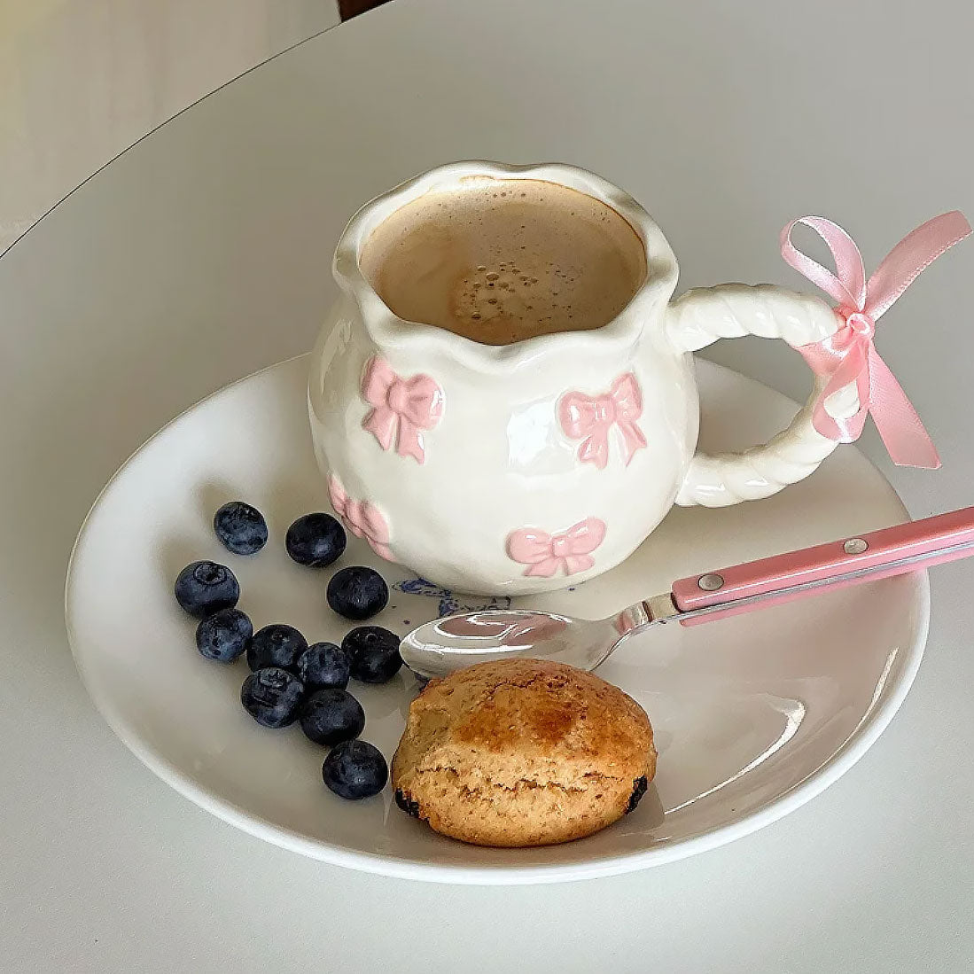 Bandverzierter Keramiksbecher – Handgefertigte Eleganz für Kaffee- und Teeliebhaber