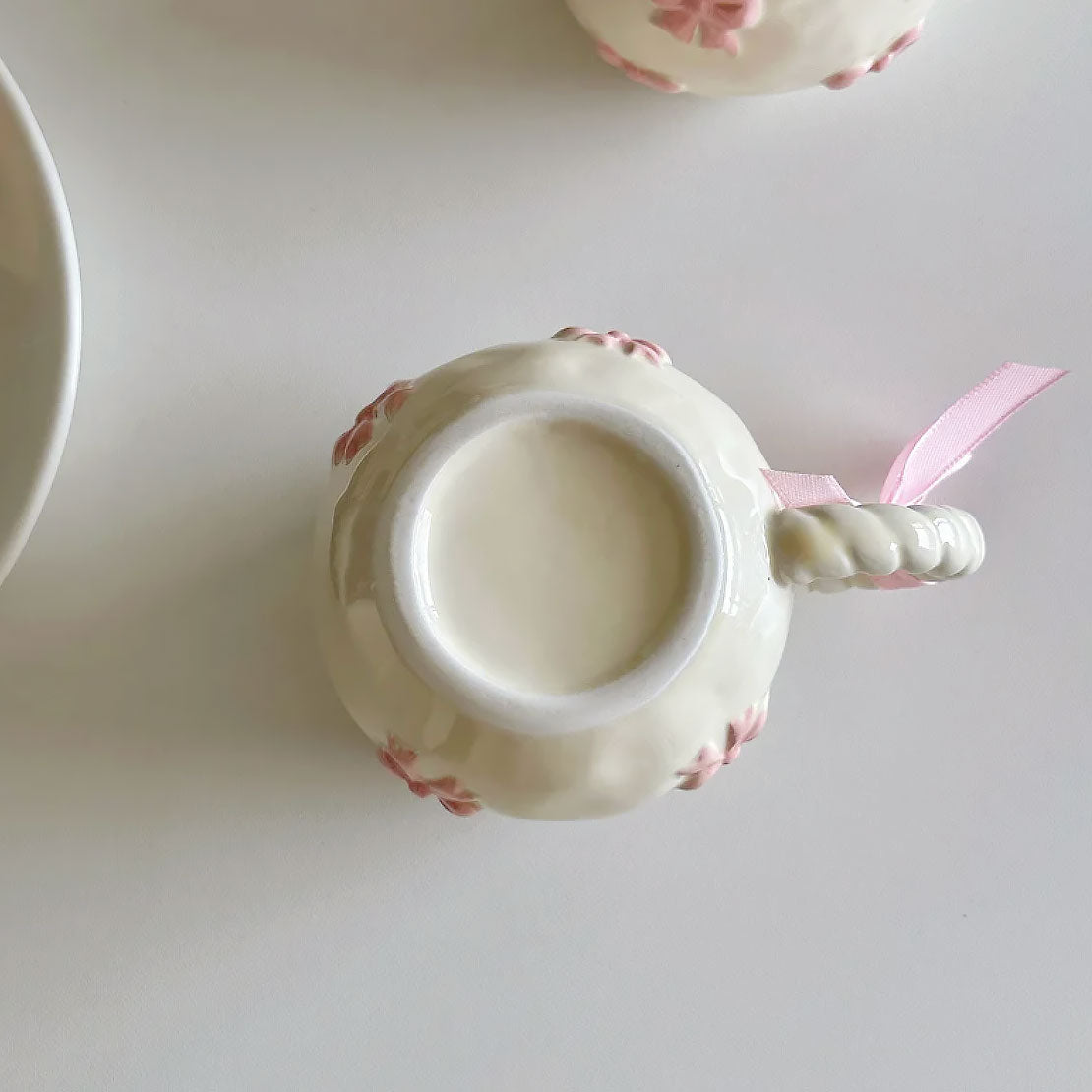 Bandverzierter Keramiksbecher – Handgefertigte Eleganz für Kaffee- und Teeliebhaber