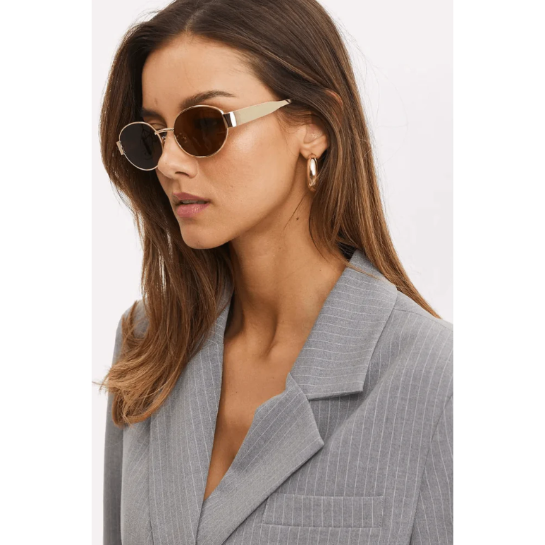 Exklusives Design 2024: Damen-Sonnenbrille für die FashionaKarnze-Frau