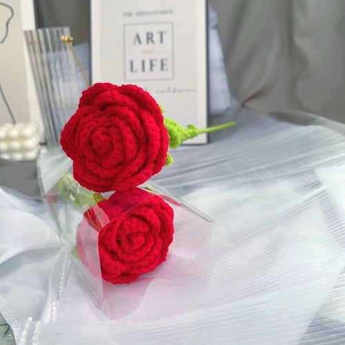 Handgestrickter Rosenstrauß