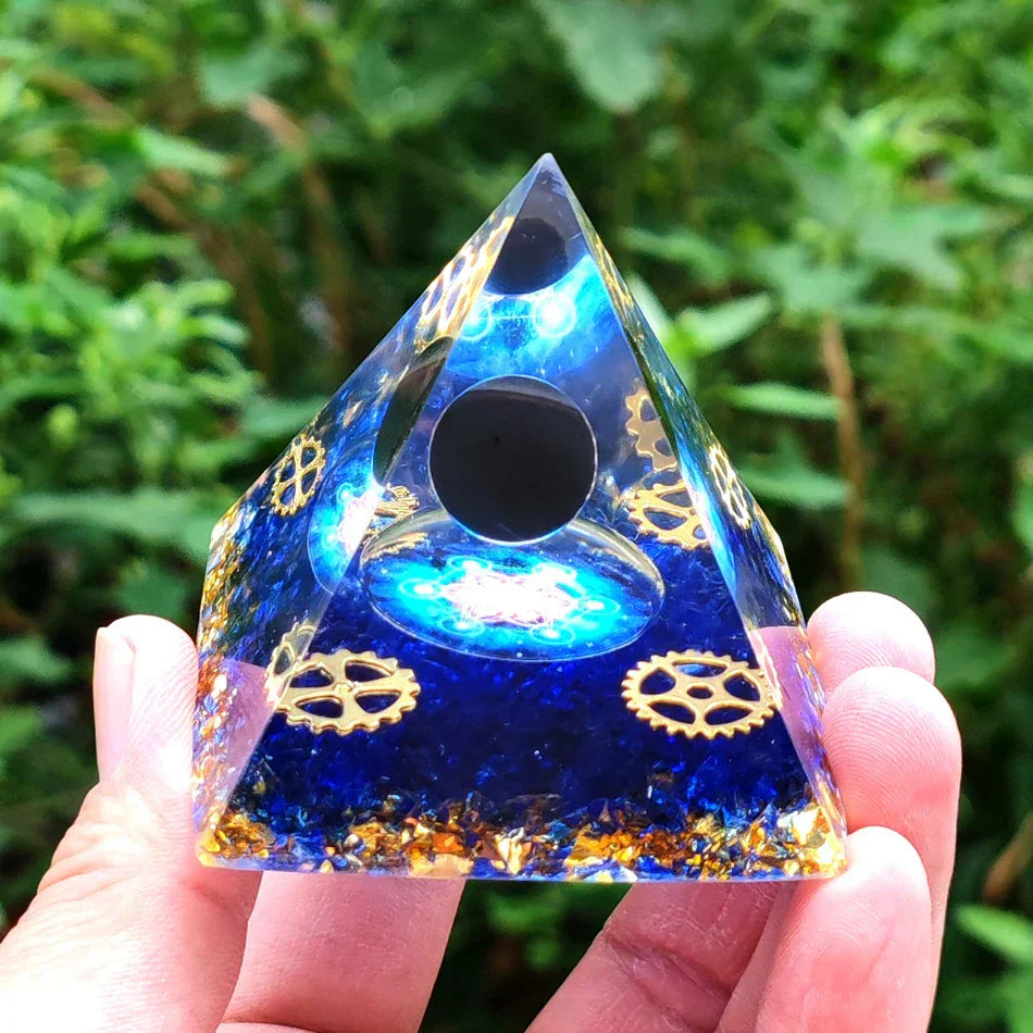 Orgonite-Pyramide mit Amethyst Pendel – Energie, Schutz und Dekoration | Karnz