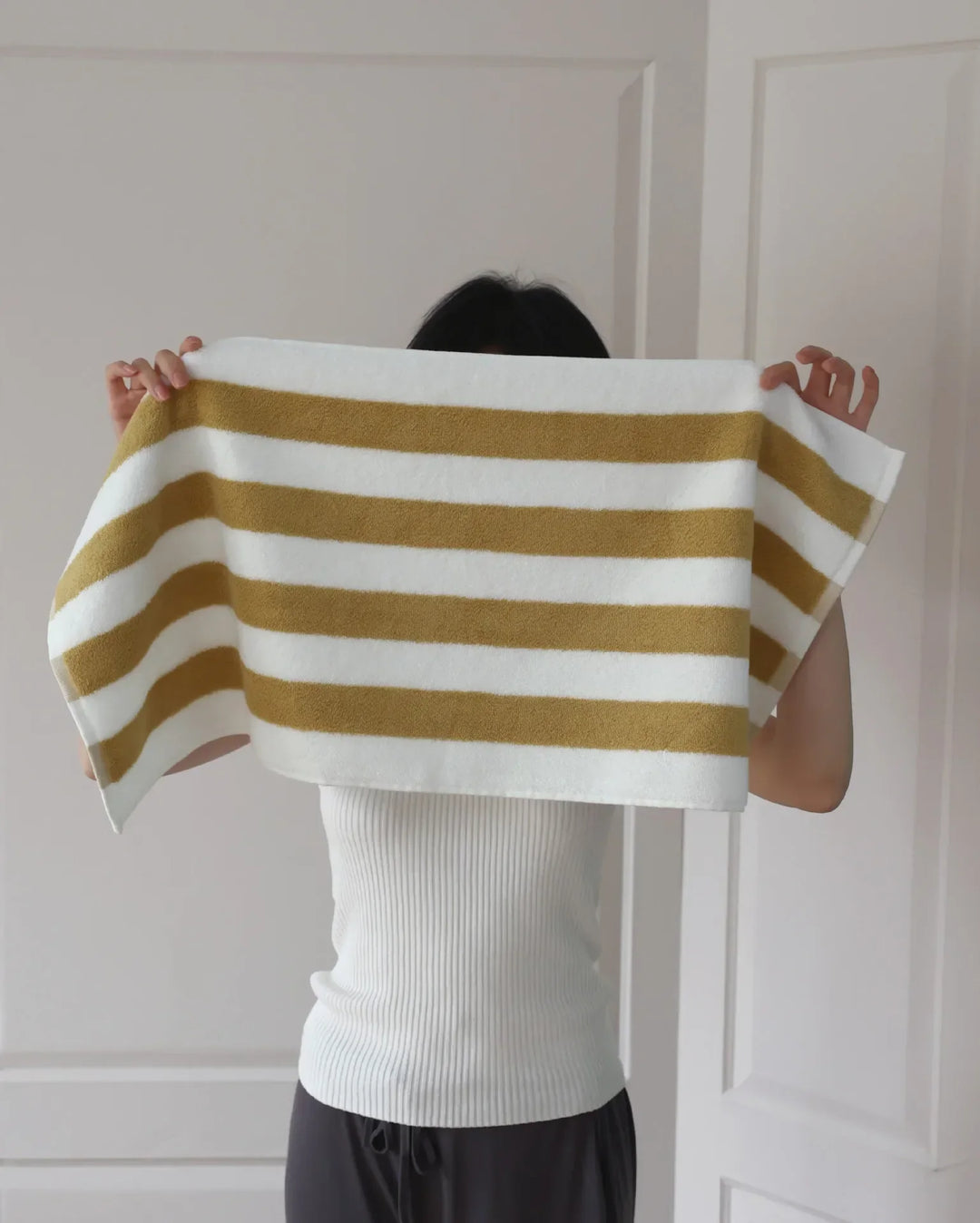 RetroStripe Luxe Baumwollhandtuch – Gestreiftes Baumwoll-Handtuch in Hotelqualität | Karnz