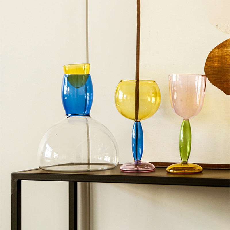 Kelch und Karaffe aus gefärbtem Glas von Phillips
