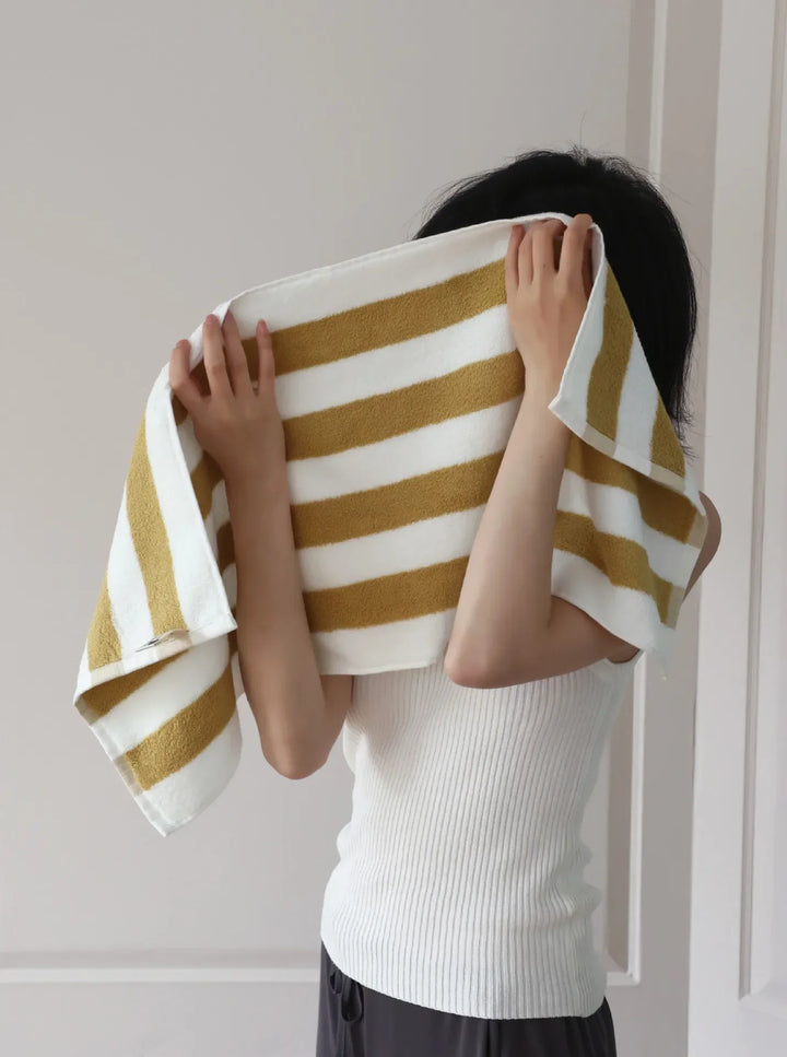 RetroStripe Luxe Baumwollhandtuch – Gestreiftes Baumwoll-Handtuch in Hotelqualität | Karnz