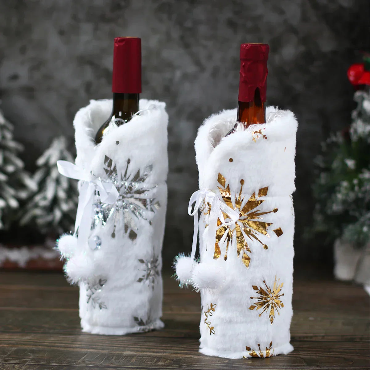 Weihnachtliche Flaschenhülle mit Fellkragen – Festliche Hülle für Weinflaschen, Wichtel-Deko für Weihnachten, Perfekt als Geschenkverpackung | Karnz