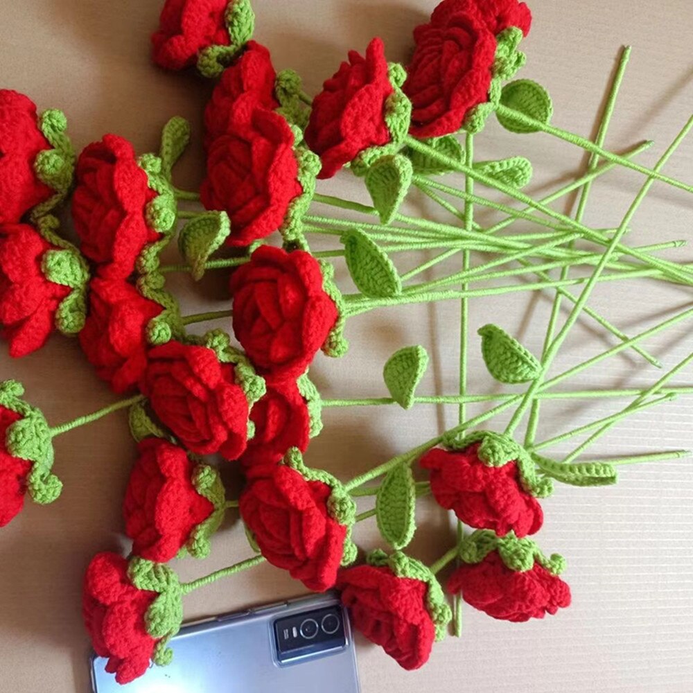 Handgestrickter Rosenstrauß