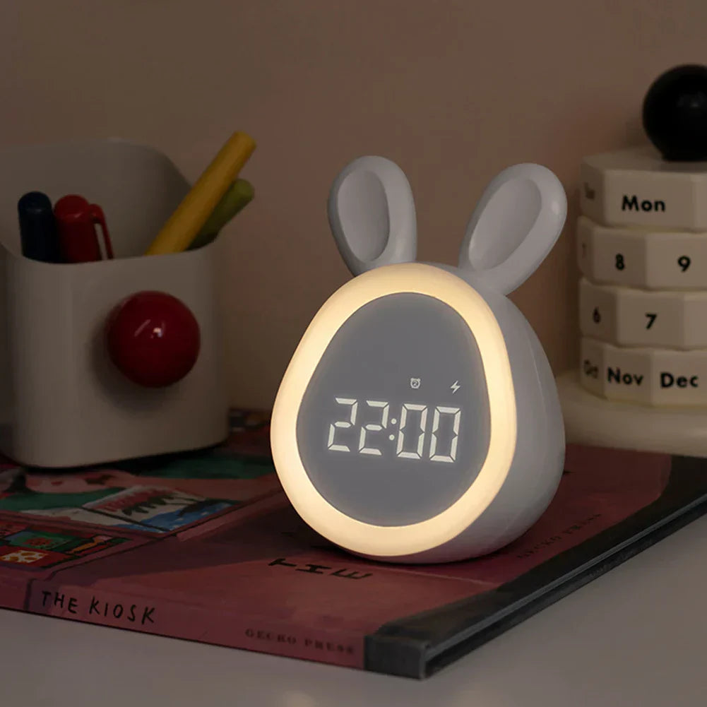Niedlicher Kinder Wecker mit LED-Anzeige, Nachtlicht und Alarm – Hasenform für Jungen und Mädchen, Ideal für Kinderzimmer und sanftes Aufwachen | Karnz