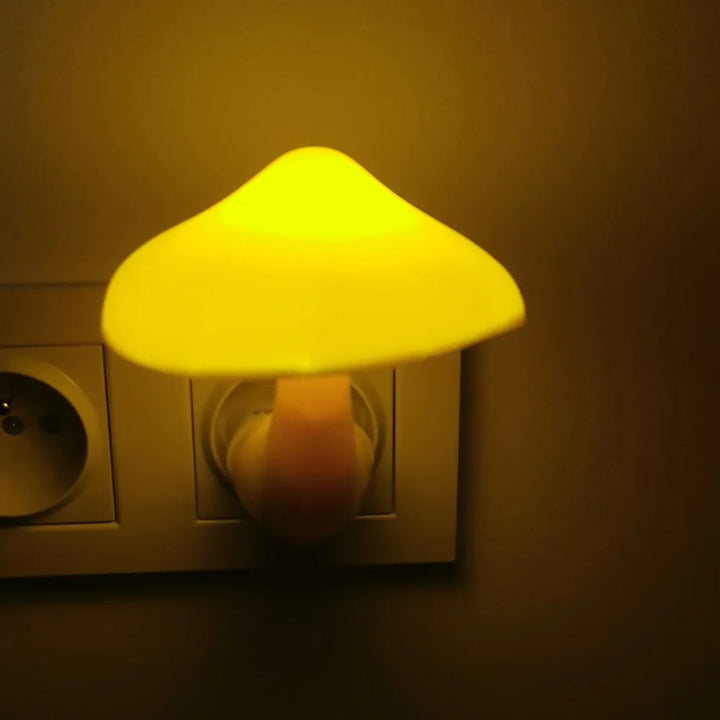 Gelb leuchtende Pilz-Steckdosenlampe in dunkler Umgebung mit warmem Schein

