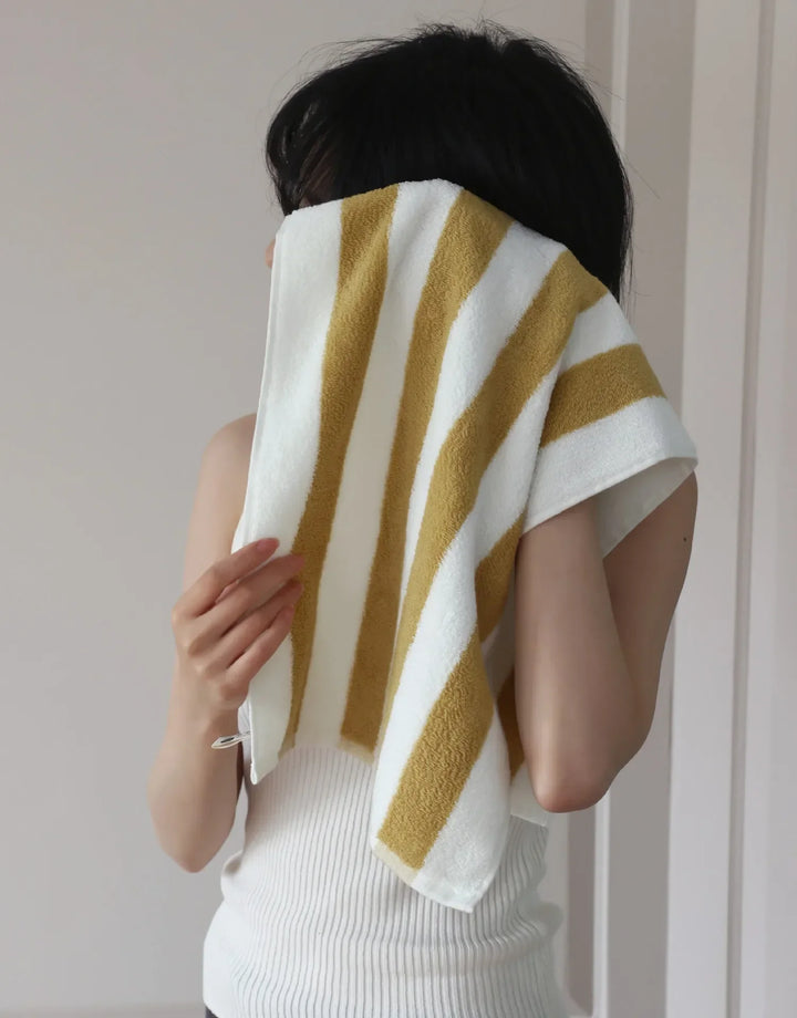 RetroStripe Luxe Baumwollhandtuch – Gestreiftes Baumwoll-Handtuch in Hotelqualität | Karnz