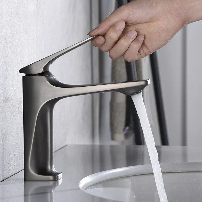 Karnz | Eleganter Badezimmer Wasserhahn - mit Einhebel für zeitlosen Komfort