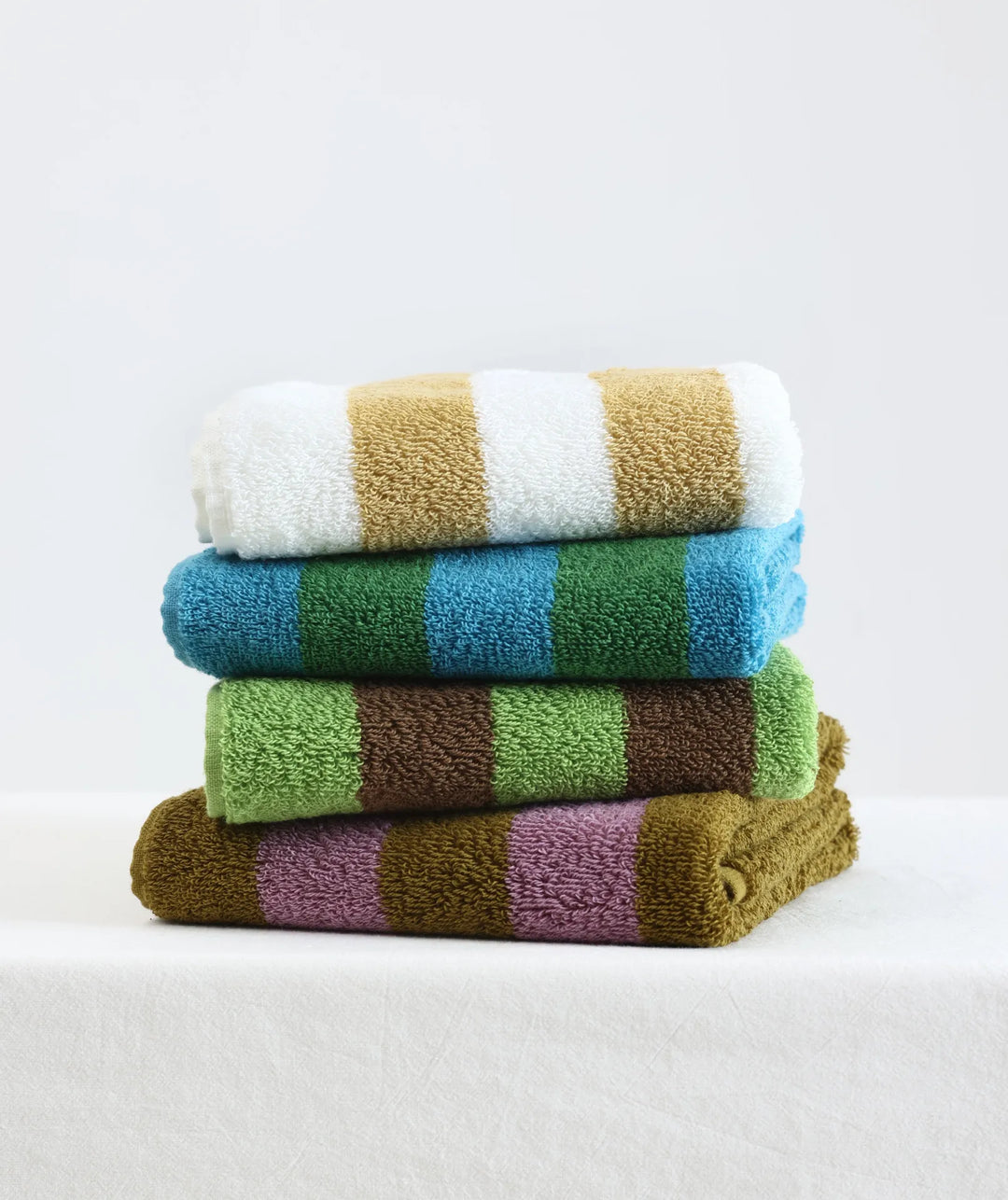 RetroStripe Luxe Baumwollhandtuch – Gestreiftes Baumwoll-Handtuch in Hotelqualität | Karnz