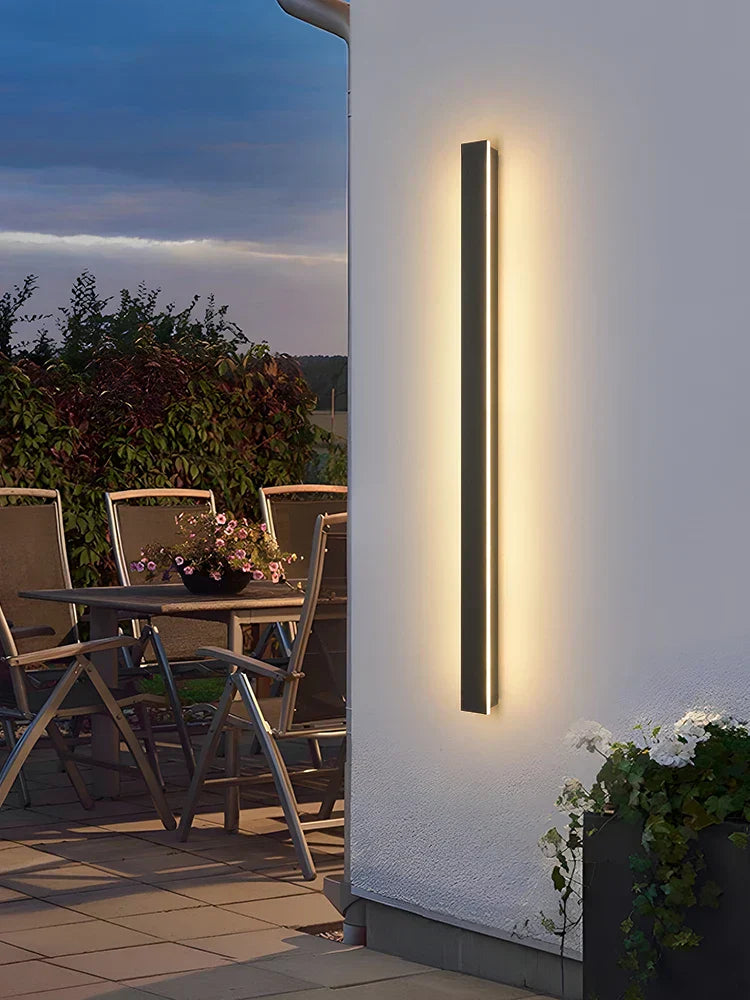 Moderne Außenlampe in Schwarz Karnz
