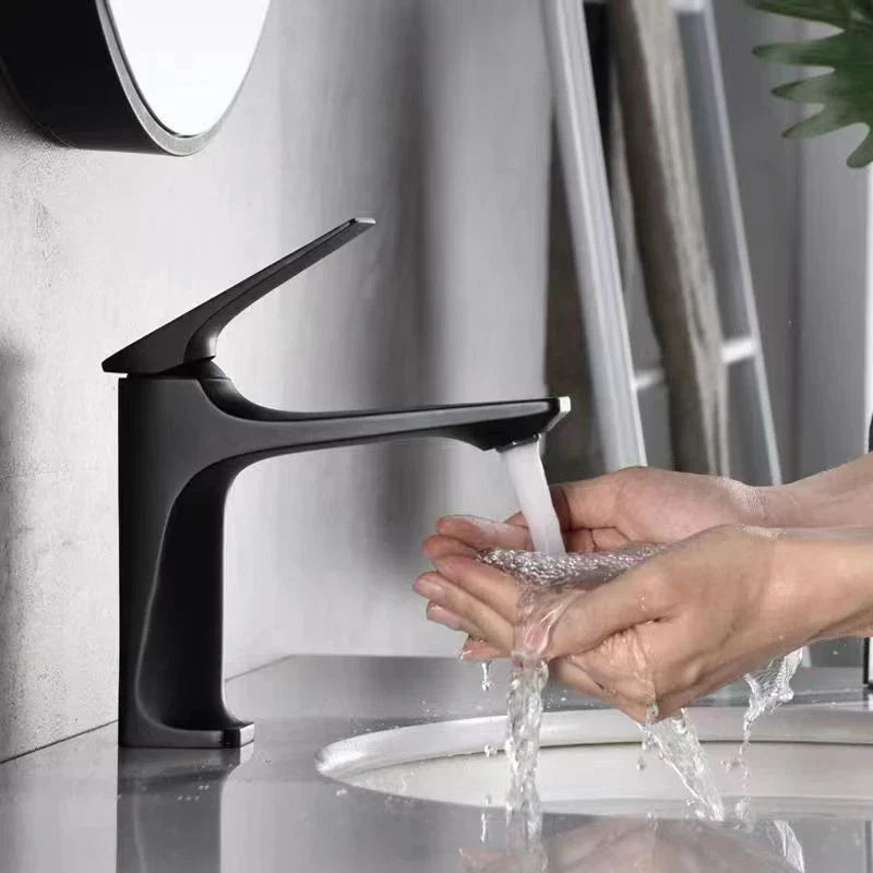 Karnz | Eleganter Badezimmer Wasserhahn - mit Einhebel für zeitlosen Komfort