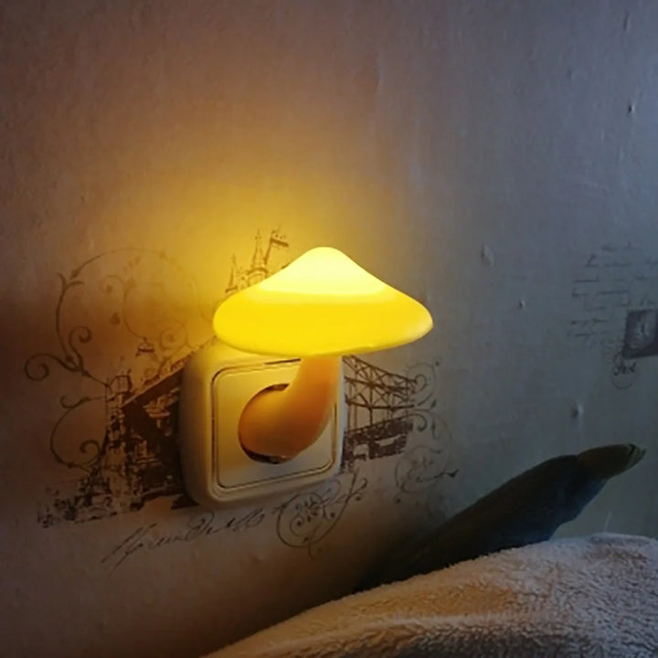 Nachtlicht in Pilzform mit gelber Leuchte neben einem Bett an strukturierter Wand