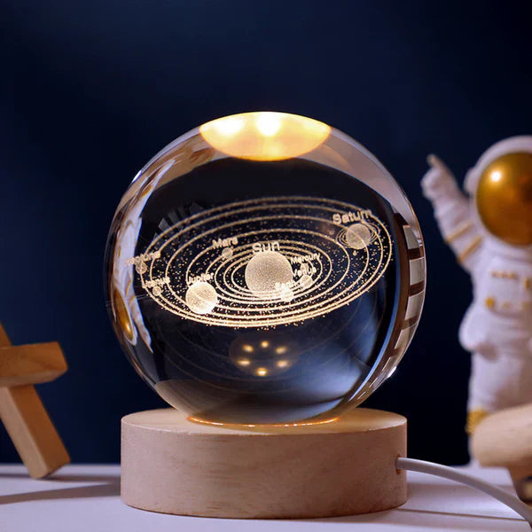 Leuchtende Kristallkugel mit LED – Dekorative 3D-Glaskugel mit Galaxie-Design und Holzsockel | Karnz