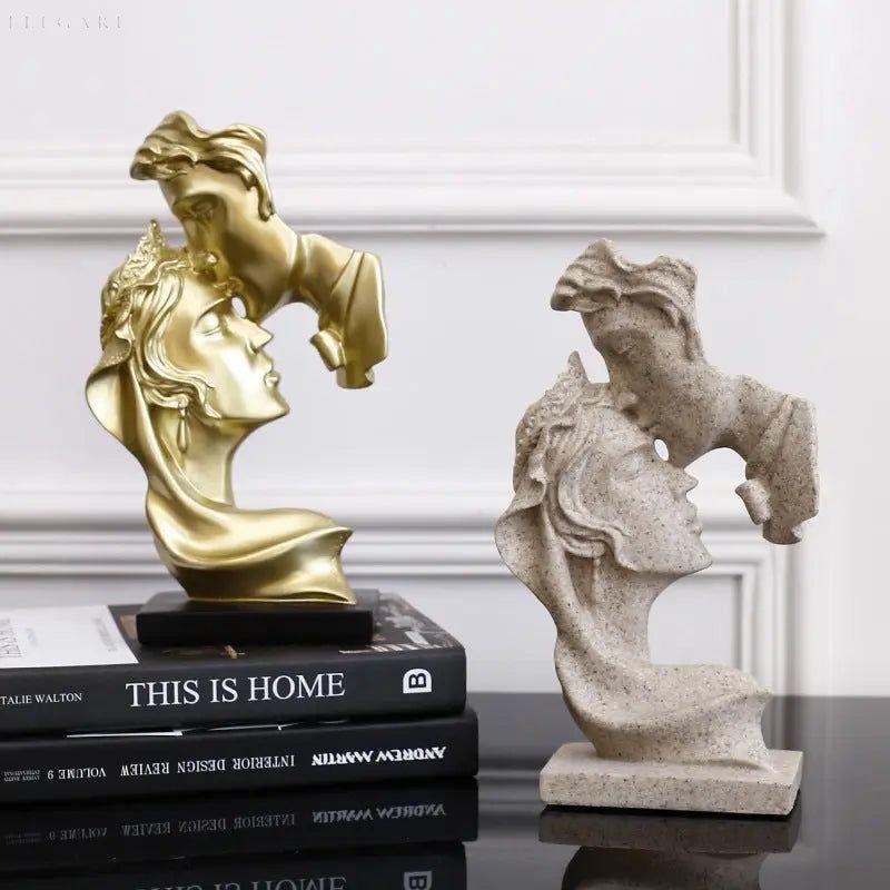 Süßer Kuss – Statue eines Liebespaares, das sich auf die Stirn küsst