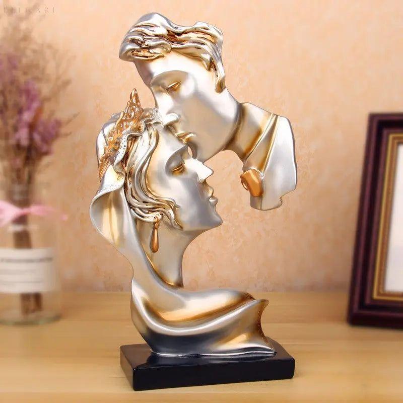 Süßer Kuss – Statue eines Liebespaares, das sich auf die Stirn küsst