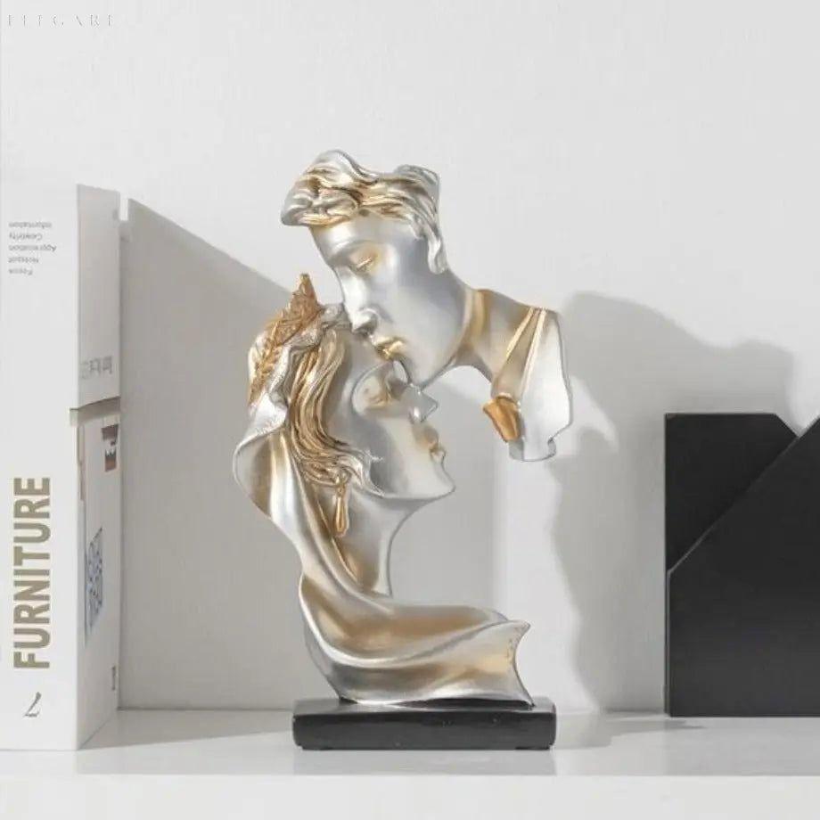 Süßer Kuss – Statue eines Liebespaares, das sich auf die Stirn küsst