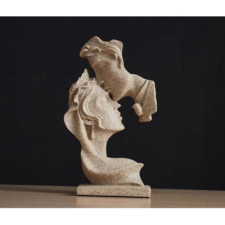 Süßer Kuss – Statue eines Liebespaares, das sich auf die Stirn küsst