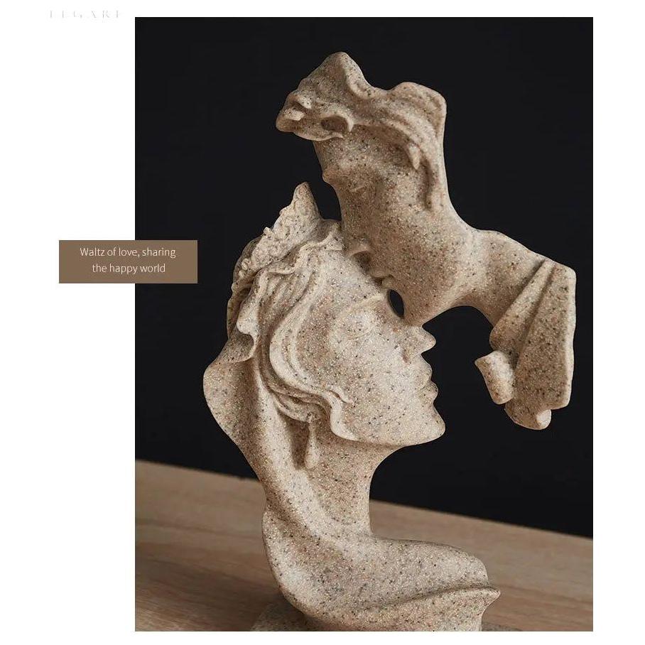 Süßer Kuss – Statue eines Liebespaares, das sich auf die Stirn küsst