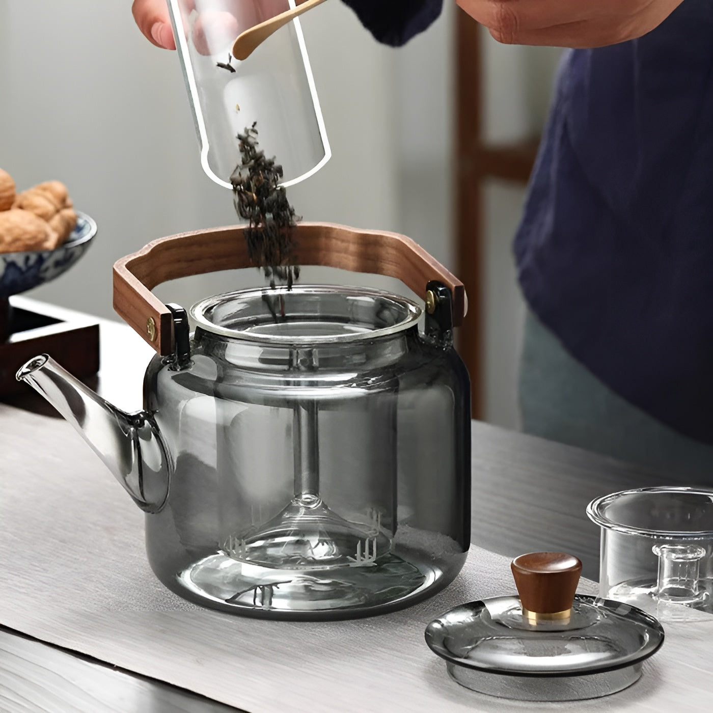 Glas Teekanne mit Holzdeckel und Sieb – Elegantes Design | 1,2 L Rauchglas für stilvollen Teegenuss | Karnz